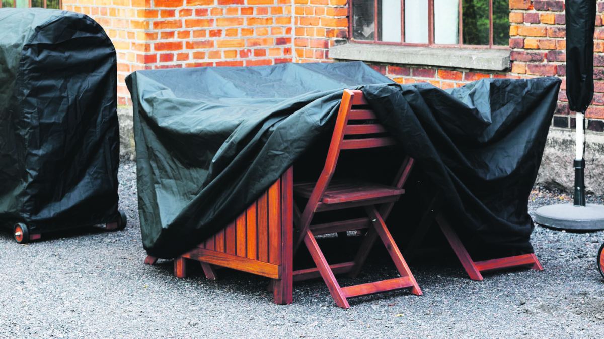 Gartenmöbel im Herbst: Auch auf Mallorca ab unter die Schutz-Haube